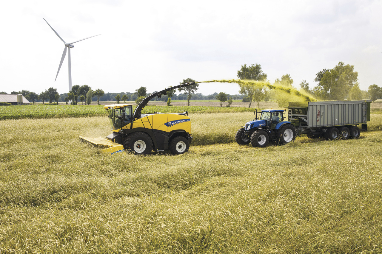 Кормоуборочный комбайн New Holland FR700